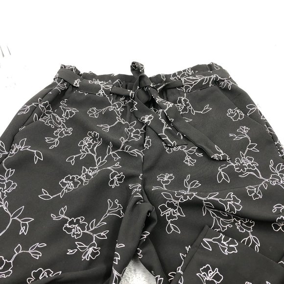 Reitmans | Tie Front B&W Floral Ankle Pants (s 8) - Picture 2 of 4
